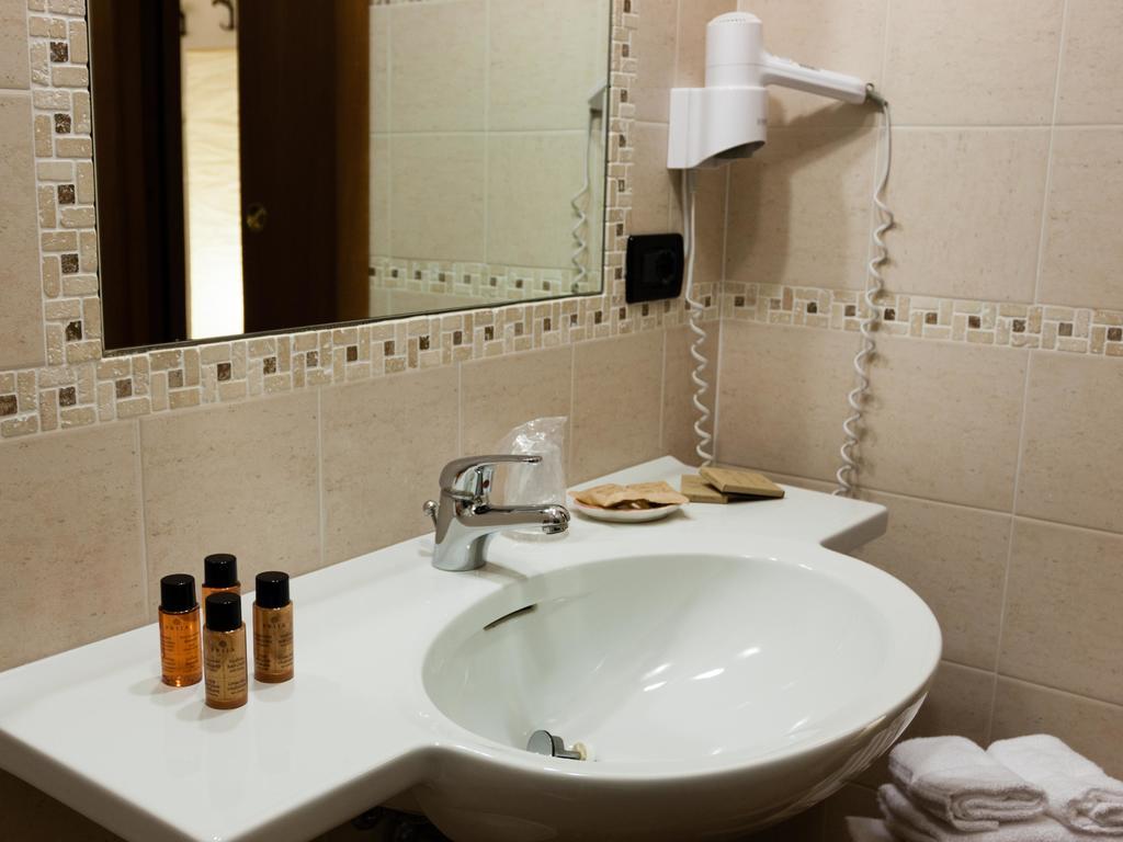 Locanda Del Parco Hotel Colledara Room photo